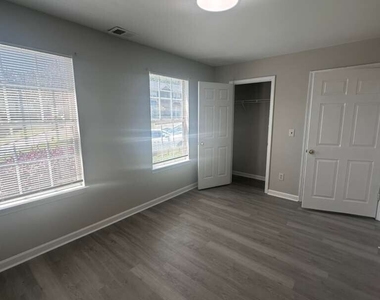 400 Stonehaven Circle - Photo Thumbnail 2