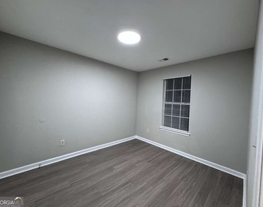 400 Stonehaven Circle - Photo Thumbnail 12