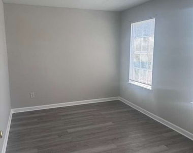 400 Stonehaven Circle - Photo Thumbnail 27