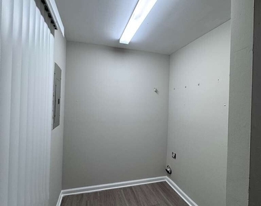 400 Stonehaven Circle - Photo Thumbnail 10