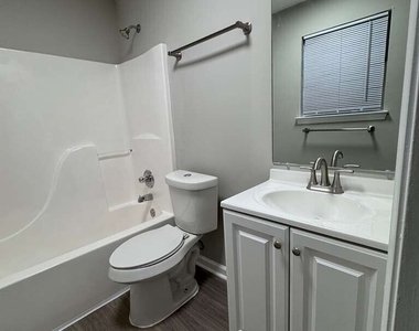 400 Stonehaven Circle - Photo Thumbnail 16