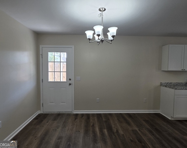 113 Towne Park Drive E - Photo Thumbnail 6
