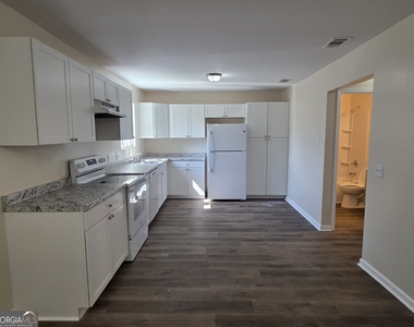 113 Towne Park Drive E - Photo Thumbnail 4
