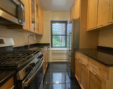 East 55th Street - Photo Thumbnail 3