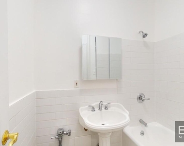 922 Third Avenue - Photo Thumbnail 3