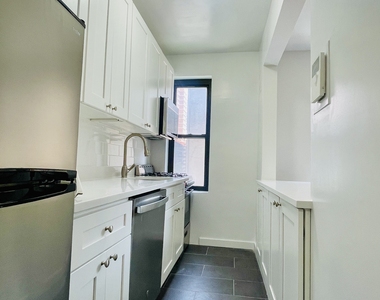 East 55th Street - Photo Thumbnail 5