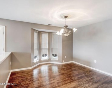 7 Augusta Drive - Photo Thumbnail 4
