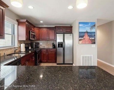 132 Hancock Avenue - Photo Thumbnail 6