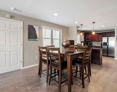 132 Hancock Avenue - Photo Thumbnail 7
