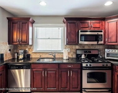 132 Hancock Avenue - Photo Thumbnail 9