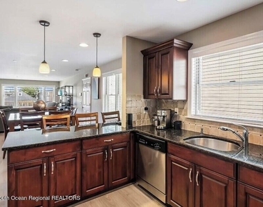 132 Hancock Avenue - Photo Thumbnail 11