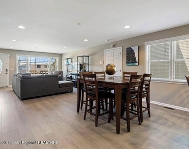 132 Hancock Avenue - Photo Thumbnail 4