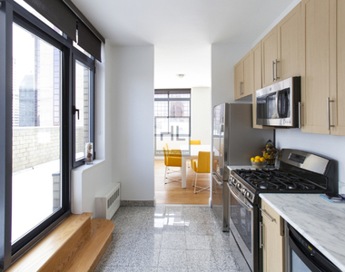 West 48th Street - Photo Thumbnail 3