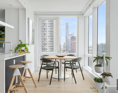 West 38th Street - Photo Thumbnail 1