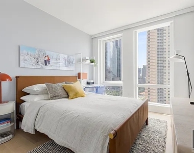 West 38th Street - Photo Thumbnail 1