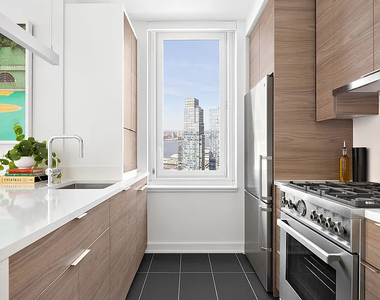 West 38th Street - Photo Thumbnail 4