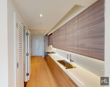 West 38th Street - Photo Thumbnail 4