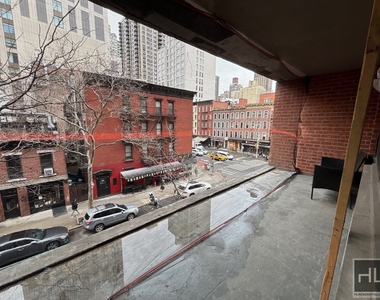 E 82 St - Photo Thumbnail 2