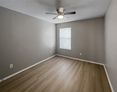 2325 Kingsway Drive - Photo Thumbnail 9