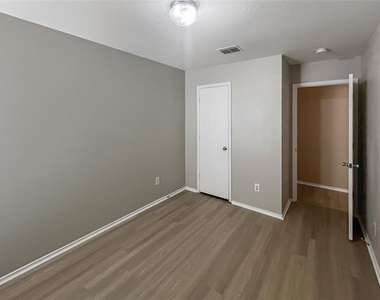 2325 Kingsway Drive - Photo Thumbnail 10