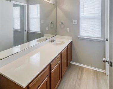 2325 Kingsway Drive - Photo Thumbnail 12