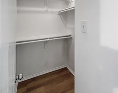 2325 Kingsway Drive - Photo Thumbnail 7
