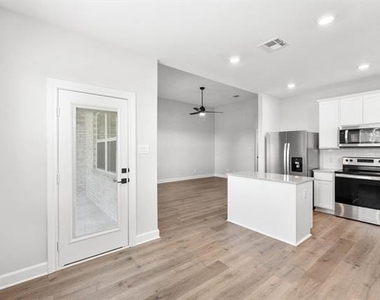 1021 Holly Drive - Photo Thumbnail 3