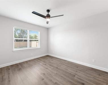 1021 Holly Drive - Photo Thumbnail 5