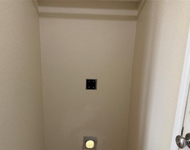 301 Meadow Lark Lane - Photo Thumbnail 30