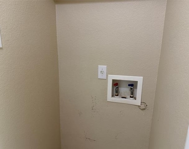 301 Meadow Lark Lane - Photo Thumbnail 31