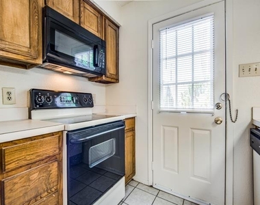 929 W Hickory Street - Photo Thumbnail 6