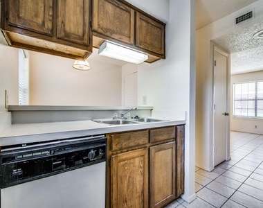 929 W Hickory Street - Photo Thumbnail 7