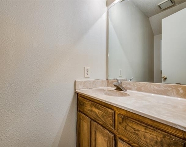 929 W Hickory Street - Photo Thumbnail 12