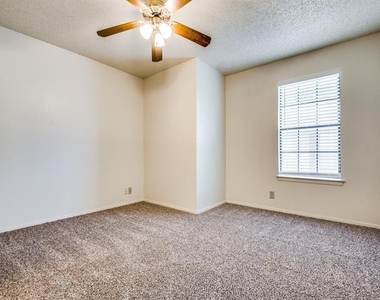 929 W Hickory Street - Photo Thumbnail 8