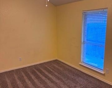 1300 Rosewood Lane - Photo Thumbnail 14