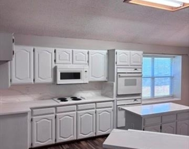 1300 Rosewood Lane - Photo Thumbnail 3