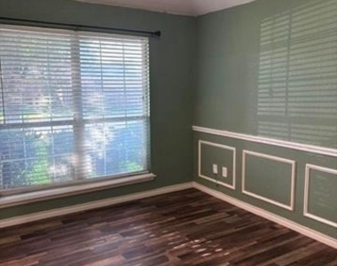 1300 Rosewood Lane - Photo Thumbnail 2