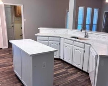 1300 Rosewood Lane - Photo Thumbnail 4