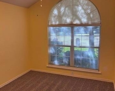 1300 Rosewood Lane - Photo Thumbnail 13