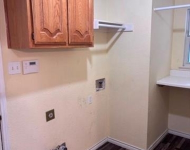 1300 Rosewood Lane - Photo Thumbnail 6