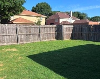 1300 Rosewood Lane - Photo Thumbnail 16