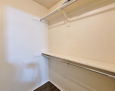 929 W Hickory Street - Photo Thumbnail 11