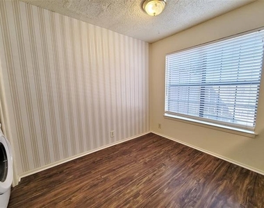 929 W Hickory Street - Photo Thumbnail 7