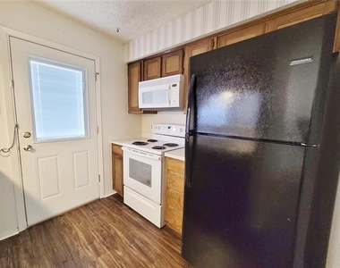 929 W Hickory Street - Photo Thumbnail 5