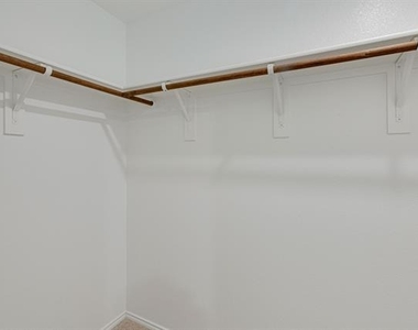 525 Dashwood Drive - Photo Thumbnail 16