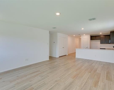 525 Dashwood Drive - Photo Thumbnail 7