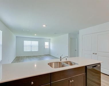 525 Dashwood Drive - Photo Thumbnail 5