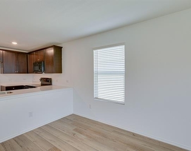 525 Dashwood Drive - Photo Thumbnail 9