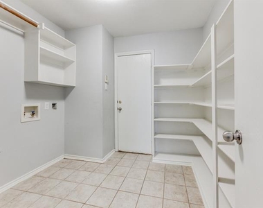 1305 Greenbriar Lane - Photo Thumbnail 7