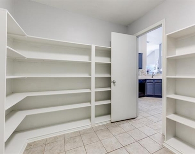 1305 Greenbriar Lane - Photo Thumbnail 8